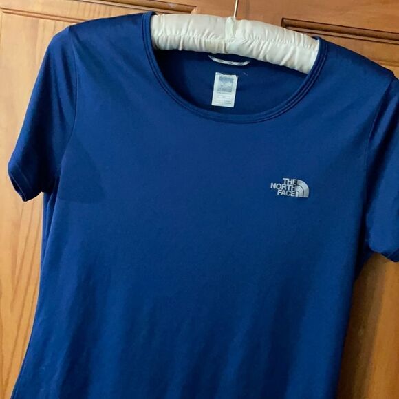 Woman’s Small North Face Shirt - Picture 1 of 5